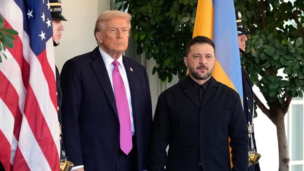 President Donald Trump, left, greets Ukraine's Volodymyr Zelensky at the White House, Friday, Oct. 17, 2025, in Washington.  - Sputnik Türkiye