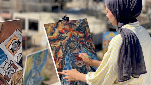 Enkazlarda sanat: Gazze’li ressam yıkılan evinin çatısında resim yapıyor - Sputnik Türkiye