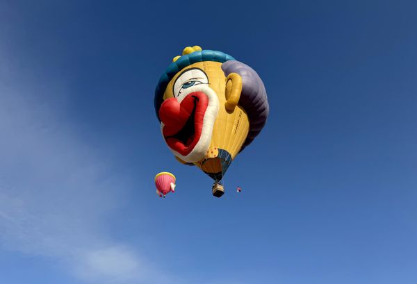 Balon gösterilerini izlemek için Ankara başta olmak üzere farklı şehirlerden gelen ziyaretçiler de etkinlikten duydukları memnuniyeti dile getirdi. Katılımcılar, figürlü balonların peribacalarıyla birleşen görüntüsünün unutulmaz bir manzara oluşturduğunu söyledi. - Sputnik Türkiye