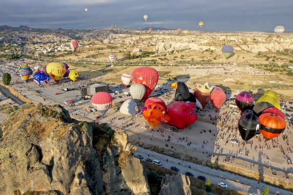 Göreme beldesindeki festival alanında gün doğumuyla birlikte hazırlıklarını tamamlayan balonlar, peribacalarıyla çevrili Kapadokya semalarında uçuş gerçekleştirdi. Kalp, baykuş, civciv, kurt, ördek, papağan, ahtapot, roket, dünya ve palyaço gibi farklı tasarımlara sahip balonlar, yerli ve yabancı ziyaretçilerin ilgisini çekti. - Sputnik Türkiye