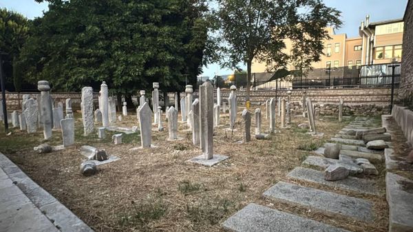 Fatih'te mezarlığa saldırı - Sputnik Türkiye