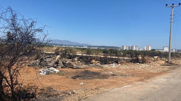 Antalya'nın Kepez ilçesinde, moloz dökerken damperi elektrik nakil hatlarına temas eden ve tellerin kopması sonucu yangına neden olan kamyonun sürücüsüne ceza - Sputnik Türkiye