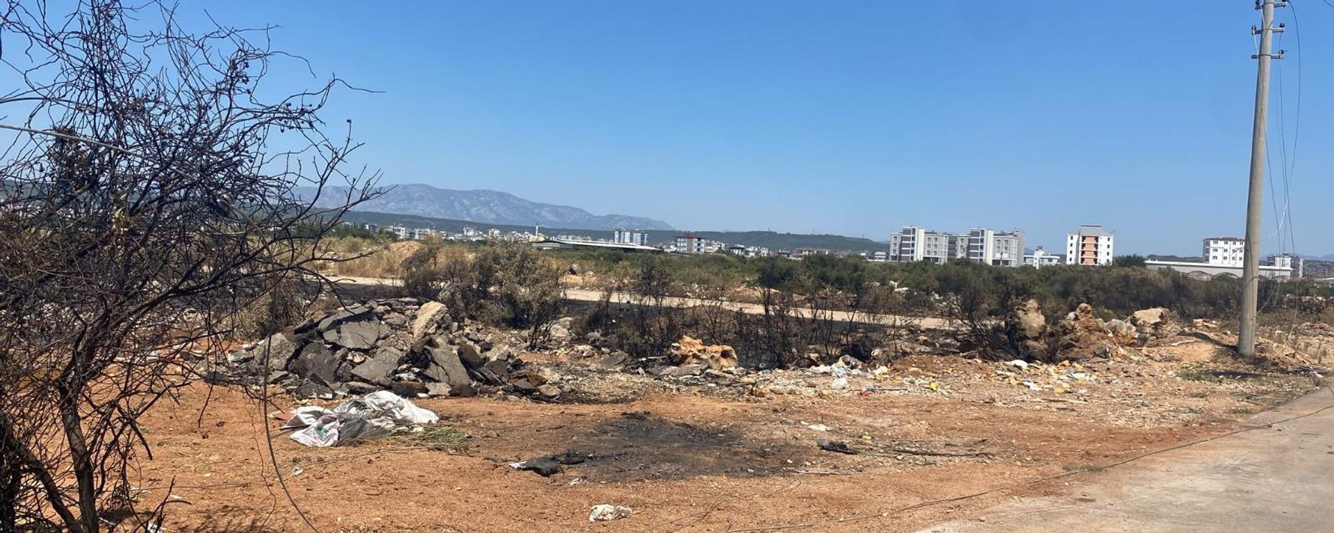 Antalya'nın Kepez ilçesinde, moloz dökerken damperi elektrik nakil hatlarına temas eden ve tellerin kopması sonucu yangına neden olan kamyonun sürücüsüne ceza - Sputnik Türkiye, 1920, 02.08.2026
