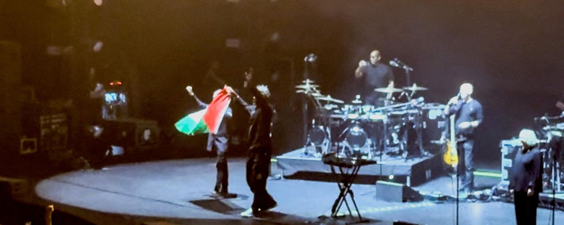 Massive Attack grubu üyeleri, Singapur konserinde Filistin bayrağı açtı - Sputnik Türkiye, 1920, 03.08.2026