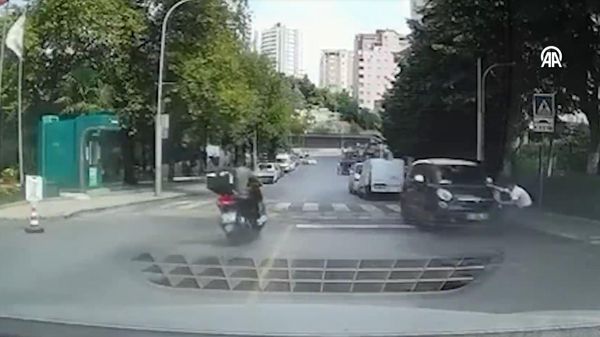 İstanbul'da geri kayan otomobili kaputundan tutarak durdurdu - Sputnik Türkiye