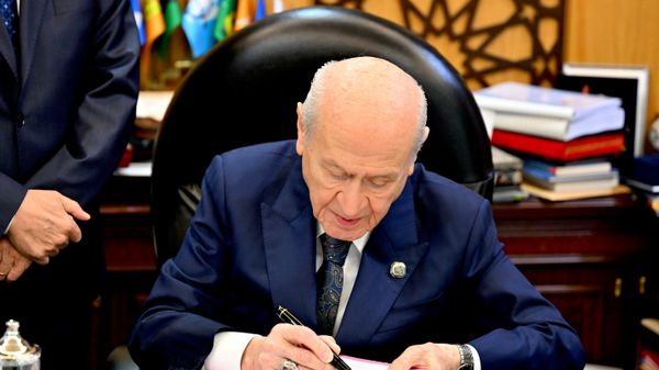 MHP Genel Başkanı Devlet Bahçeli, Terörsüz Türkiye süreci kapsamında yapılacak çerçeve yasa teklifine imza verdi.  - Sputnik Türkiye