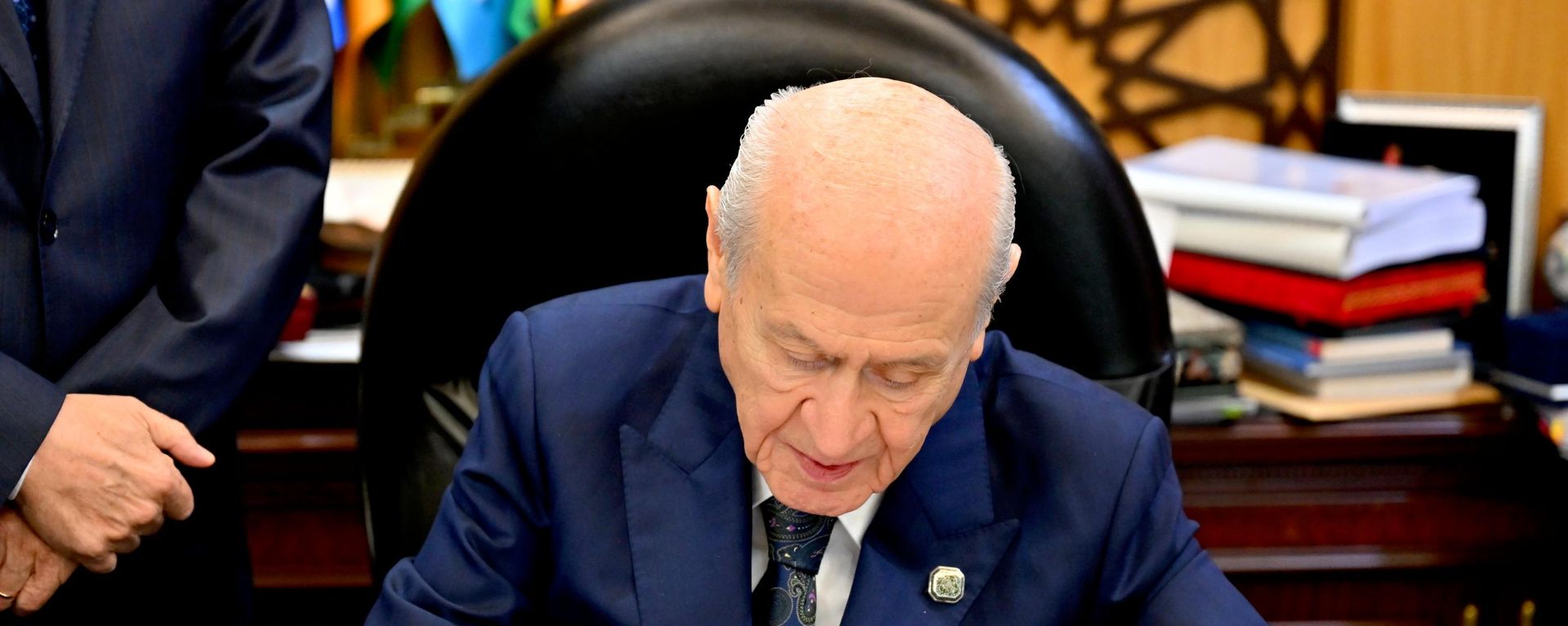 MHP Genel Başkanı Devlet Bahçeli, Terörsüz Türkiye süreci kapsamında yapılacak çerçeve yasa teklifine imza verdi.  - Sputnik Türkiye, 1920, 04.08.2026