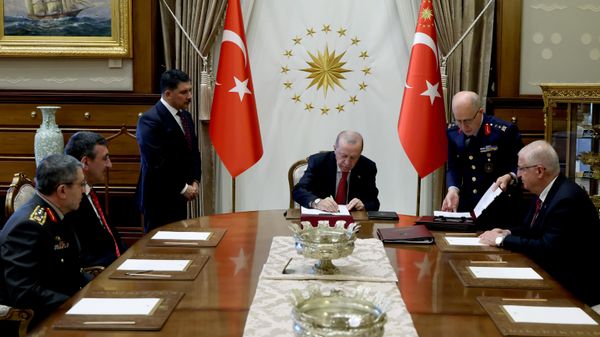 Cumhurbaşkanı Erdoğan, YAŞ kararlarını imzaladı - Sputnik Türkiye