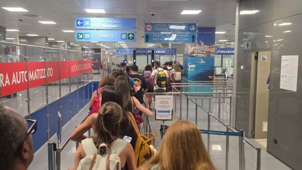 İtalya, İspanya uçuşlarında pasaport kontrolüne başladı
 - Sputnik Türkiye