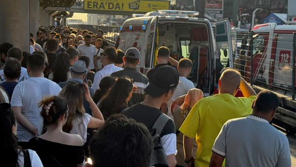  İstanbul'da durakta beklediği sırada yola düşen kadın, metrobüsün çarpması sonucu ağır yaralandı - Sputnik Türkiye