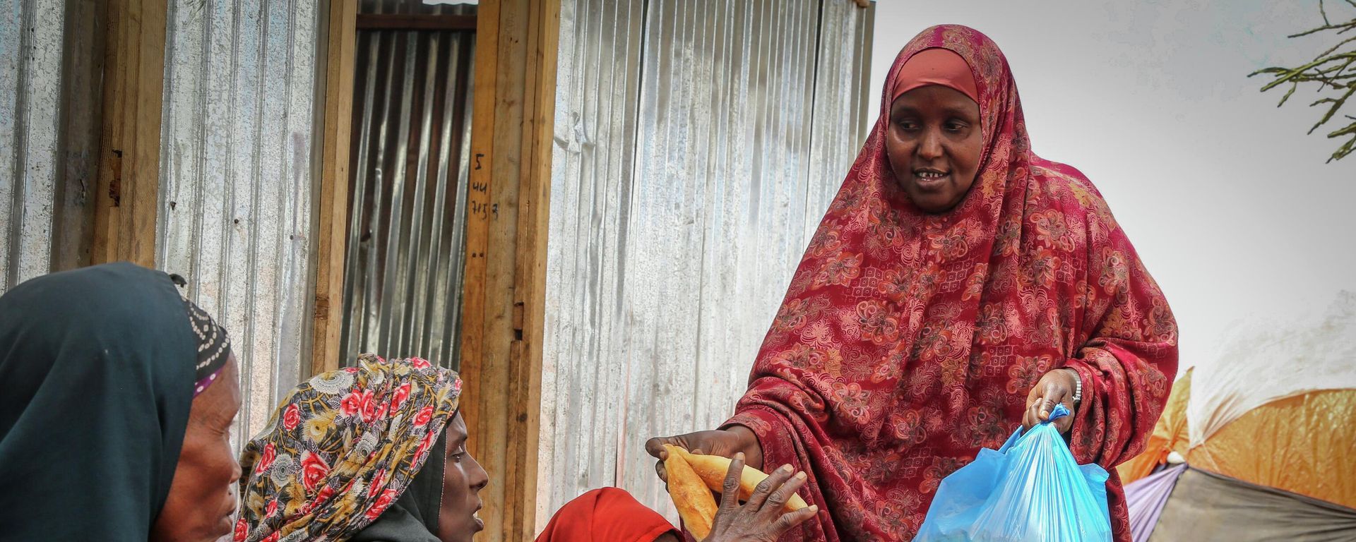 Somalis who fled drought-stricken areas receive charitable food donations from city residents after arriving at a makeshift camp for the displaced on the outskirts of Mogadishu, Somalia on June 30, 2022 - Sputnik Türkiye, 1920, 05.08.2026