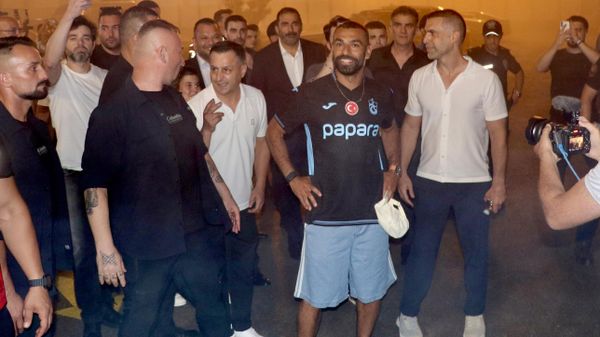Trabzonspor taraftarı, Mısırlı futbolcu Muhamed Salah'ı (ortada) Trabzon Havalimanı'nda meşale ve tezahüratlarla karşıladı  - Sputnik Türkiye