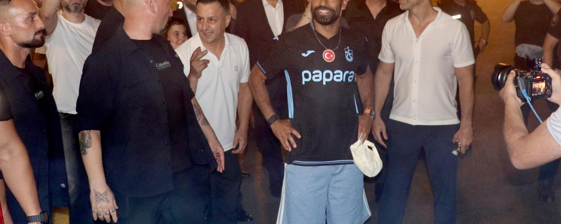 Trabzonspor taraftarı, Mısırlı futbolcu Muhamed Salah'ı (ortada) Trabzon Havalimanı'nda meşale ve tezahüratlarla karşıladı  - Sputnik Türkiye, 1920, 05.08.2026