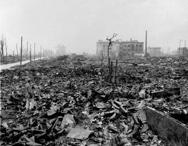1945 tarihli bu arşiv fotoğrafı, Japonya'nın Hiroşima kentine atom bombası atılmasının ardından meydana gelen yıkımı gösteriyor - Sputnik Türkiye