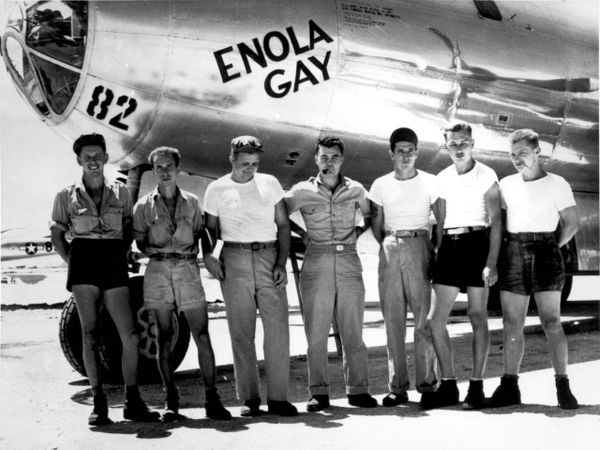 Hiroşima kentine atom bombasını atan B-29 "Enola Gay" bombardıman uçağının yer ekibi. Pilotu Albay Paul W. Tibbets fotoğrafın merkezinde bulunuyor. Mariana Adaları - Sputnik Türkiye