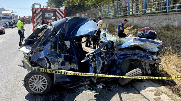 Eskişehir'in Odunpazarı ilçesinde otomobil, tır ve çöp kamyonunun karıştığı kazada 1 kişi öldü, 2 kişi yaralandı. - Sputnik Türkiye