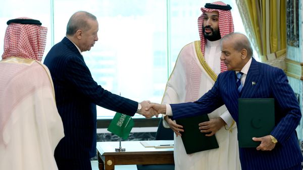Cumhurbaşkanı Recep Tayyip Erdoğan, Suudi Arabistan Veliaht Prensi Muhammed bin Selman ile Pakistan Başbakanı Şahbaz Şerif, Suudi Arabistan'ın Mekke şehrinde üçlü savunma anlaşması imzaladı.  - Sputnik Türkiye