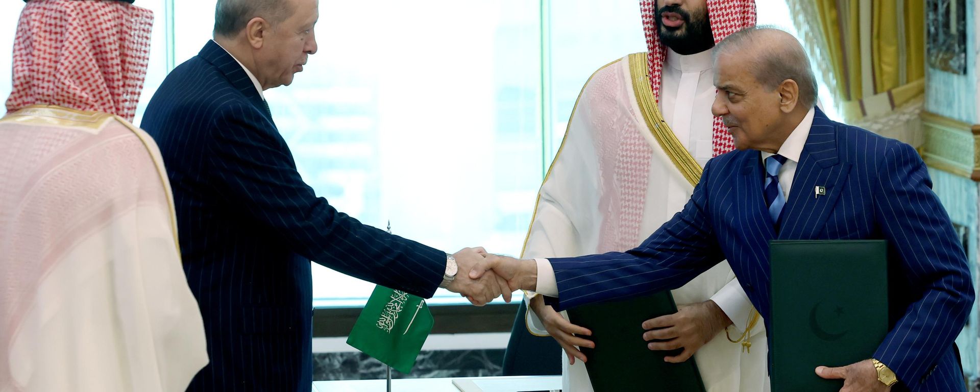 Cumhurbaşkanı Recep Tayyip Erdoğan, Suudi Arabistan Veliaht Prensi Muhammed bin Selman ile Pakistan Başbakanı Şahbaz Şerif, Suudi Arabistan'ın Mekke şehrinde üçlü savunma anlaşması imzaladı.  - Sputnik Türkiye, 1920, 30.08.2026