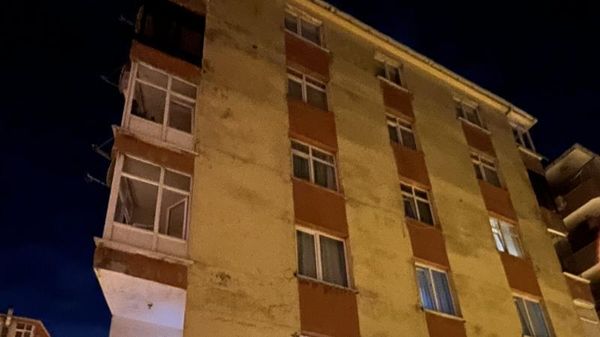 Dairenin balkonu çöktü, 5 katlı bina mühürlendi - Sputnik Türkiye