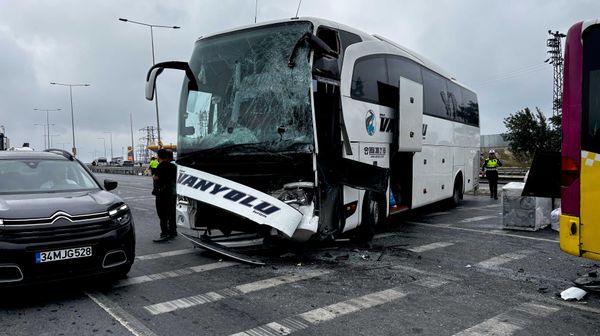 Arnavutköy'de yolcu otobüsü, İETT otobüsüne çarptı: Yaralılar var - Sputnik Türkiye