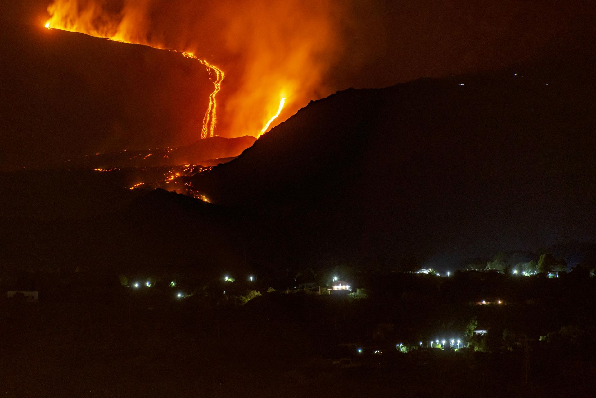 Etna Yanardağı'nda patlama meydana geldi - Sputnik Türkiye, 1920, 10.08.2026