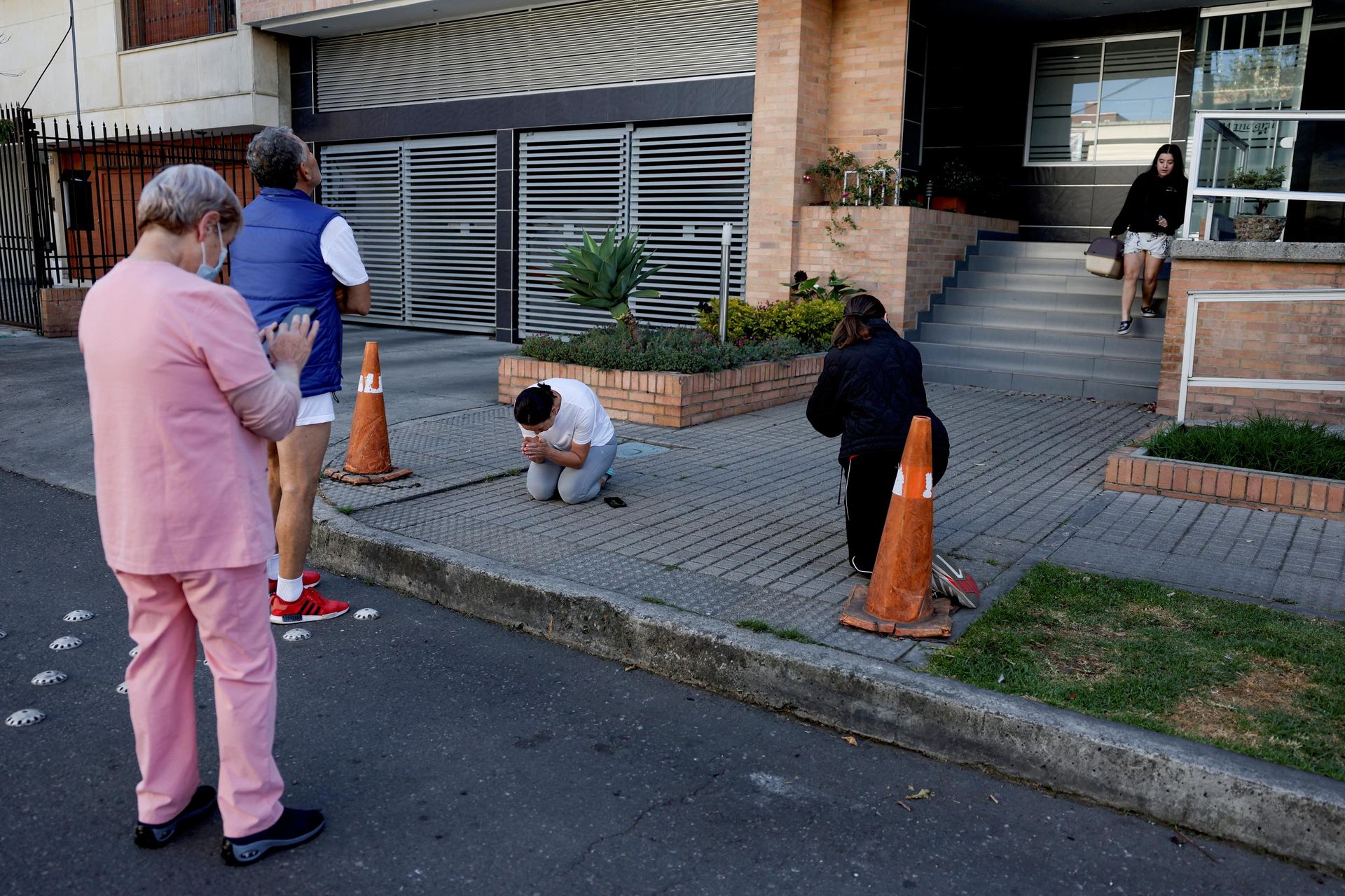 Bogota'da deprem sonrası insanlar kapı önlerine indi - Sputnik Türkiye, 1920, 10.08.2026