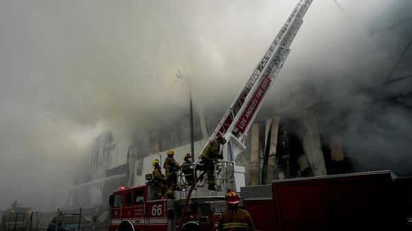 Los Angeles'ta çıkan yangın sonrası mahalleyi koku sardı. - Sputnik Türkiye