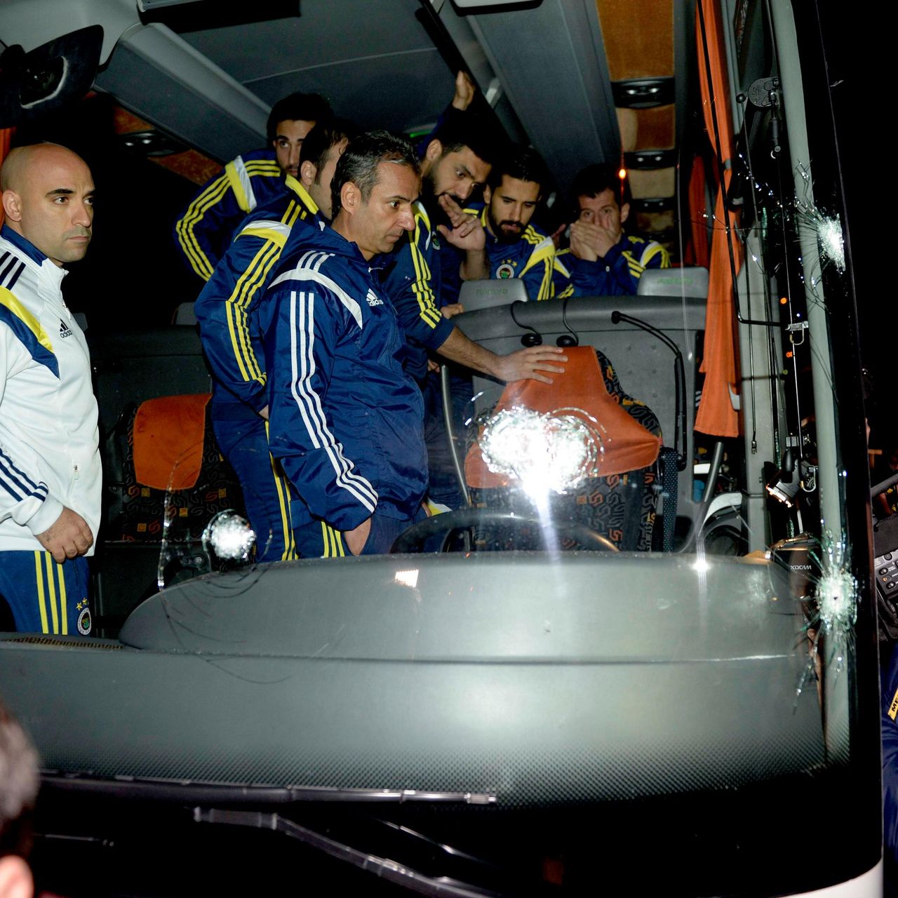 Fenerbahçe otobüsüne silahlı saldırı soruşturması: 5 şüpheliye yönelik  operasyon - 11.08.2026, Sputnik Türkiye
