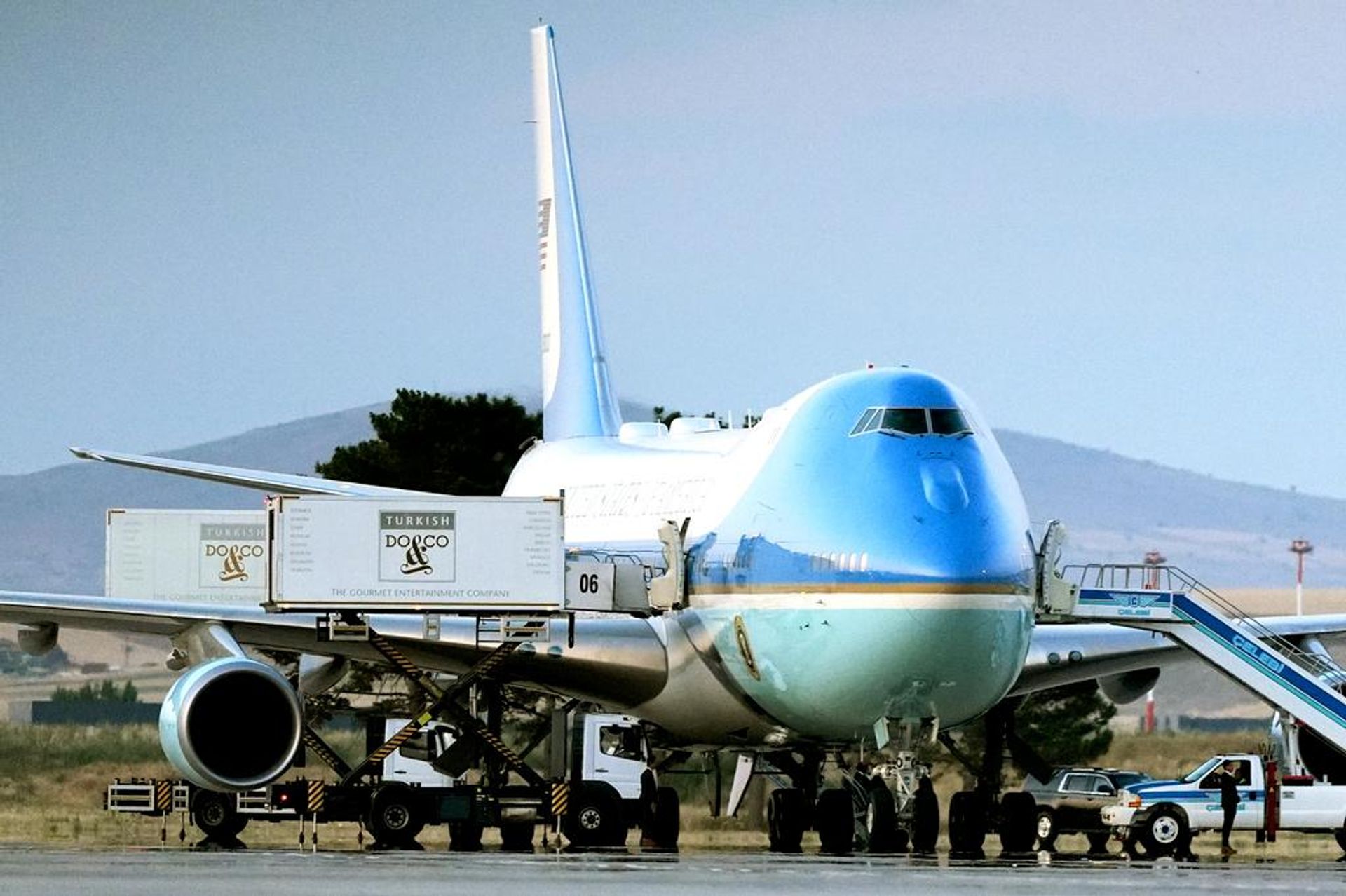 Catering trucks are parked at Air Force One  - Sputnik Türkiye, 1920, 11.08.2026