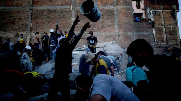Kolombiya'daki depremde enkazdan gelen fısıltı bebeğin kurtarılmasını sağladı - Sputnik Türkiye