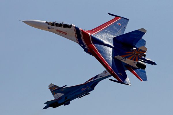 Moskova bölgesinde bulunan Kubinka&#x27;daki hava gösterisinde Rus Şövalyeleri akrobasi ekibinin Su-27 savaş uçaklarının uçuşu. Birçok dünya rekoruna imza atan Rus Şövalyeleri, Rus Hava Kuvvetleri&#x27;ne bağlı bir akrobasi ekibi - Sputnik Türkiye