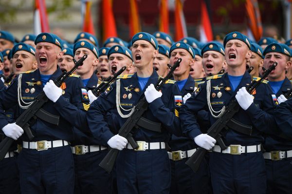 Jukovski ve Gagarin Hava Harp Akademisi öğrencileri, Büyük Vatanseverlik Savaşı&#x27;nda kazanılan Zaferin 77’nci yıl dönümü için düzenlenen askerî geçit töreninde - Sputnik Türkiye