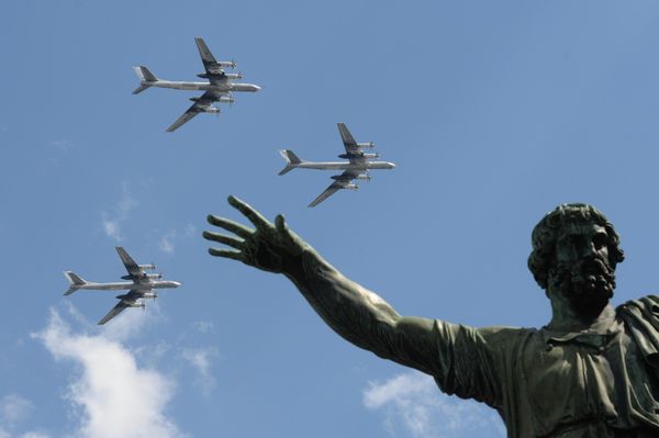Hava-Uzay Kuvvetleri&#x27;ne bağlı Tu-95MS stratejik bombardıman ve füze taşıyıcı uçakları. Dünyanın en hızlı seri üretim turboprop motorlu füze taşıyıcısı olarak kabul edilen Tu-95MS,  düşmanın derin сephe gerisindeki en önemli askerî-stratejik hedeflere ve uzak askerî-coğrafi bölgelere nükleer saldırı gerçekleştirmek için tasarlanmıştır. Nükleer üçlü olarak adlandırılan yapının bir parçası - Sputnik Türkiye