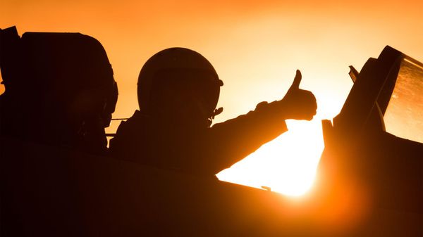 Rus pilot baş parmağını kaldırıyor. - Sputnik Türkiye