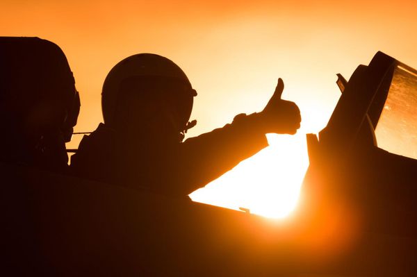 Rus pilot baş parmağını kaldırıyor - Sputnik Türkiye