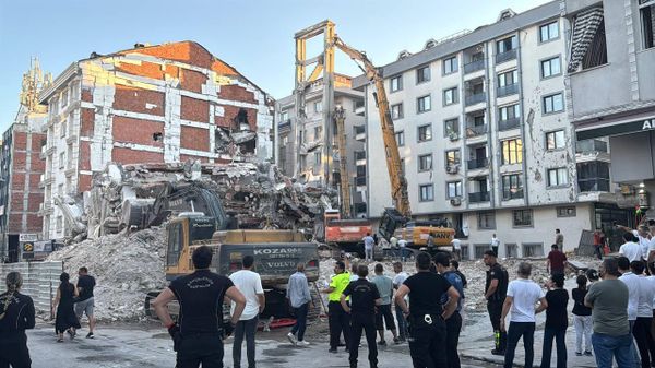 Bahçelievler'de kentsel dönüşüm kapsamında yıkımı gerçekleştirilen 6 katlı binadan kopan beton parçalarının isabet ettiği 2 binada hasar oluştu.  - Sputnik Türkiye