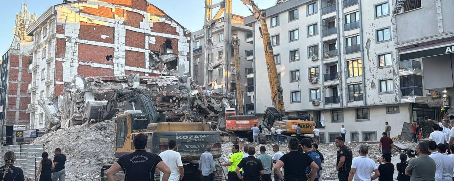 Bahçelievler'de kentsel dönüşüm kapsamında yıkımı gerçekleştirilen 6 katlı binadan kopan beton parçalarının isabet ettiği 2 binada hasar oluştu.  - Sputnik Türkiye, 1920, 12.08.2026