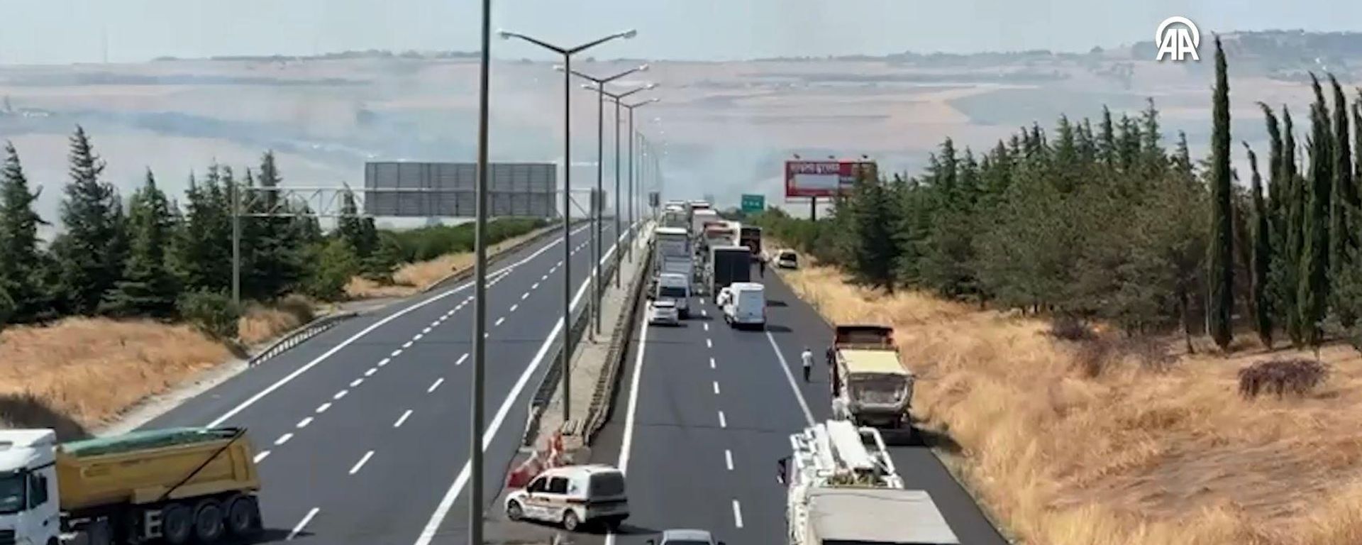 Silivri’de yangın: Evler tahliye edildi, TEM Otoyolu trafiğe kapatıldı - Sputnik Türkiye, 1920, 13.08.2026