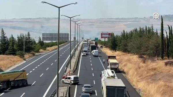Silivri’de yangın: Evler tahliye edildi, TEM Otoyolu trafiğe kapatıldı - Sputnik Türkiye