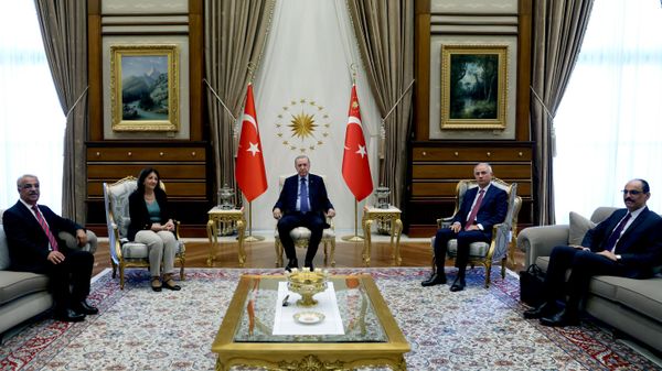 Cumhurbaşkanı Recep Tayyip Erdoğan, TBMM Başkanvekili ve DEM Parti Van Milletvekili Pervin Buldan ile Şanlıurfa Milletvekili Mithat Sancar'ı, Cumhurbaşkanı Külliyesi'nde kabul etti - Sputnik Türkiye