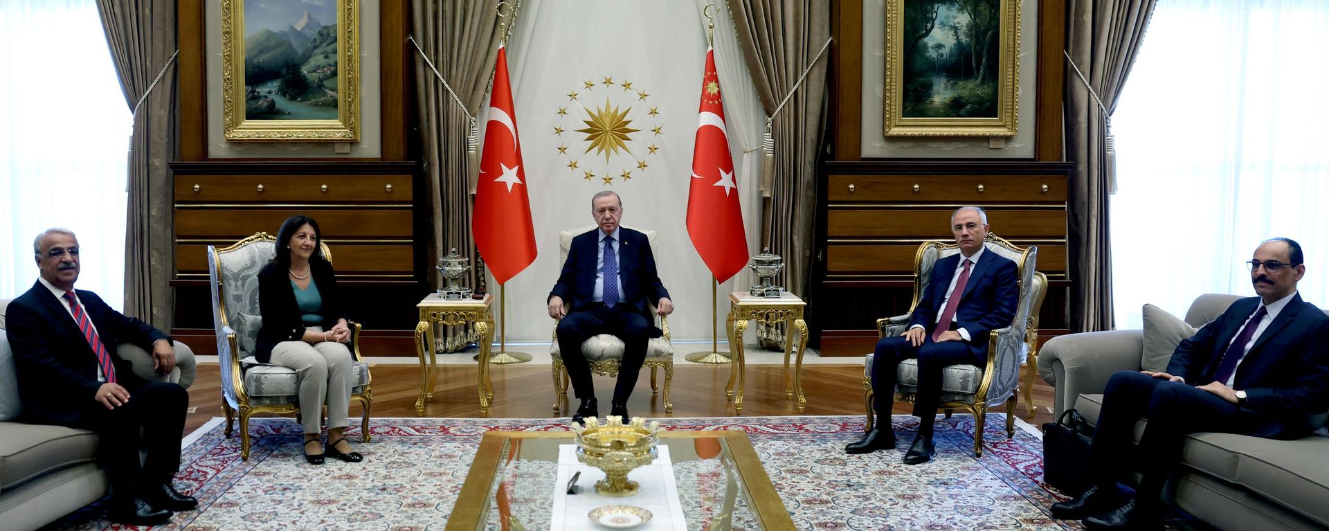Cumhurbaşkanı Recep Tayyip Erdoğan, TBMM Başkanvekili ve DEM Parti Van Milletvekili Pervin Buldan ile Şanlıurfa Milletvekili Mithat Sancar'ı, Cumhurbaşkanı Külliyesi'nde kabul etti - Sputnik Türkiye, 1920, 13.08.2026