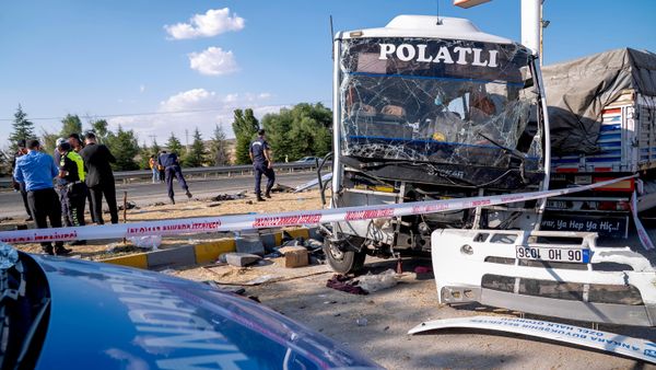 Ankara'da özel halk otobüsü ile hafriyat kamyonunun çarpıştığı kazada 2 kişi öldü, 25 kişi yaralandı. - Sputnik Türkiye