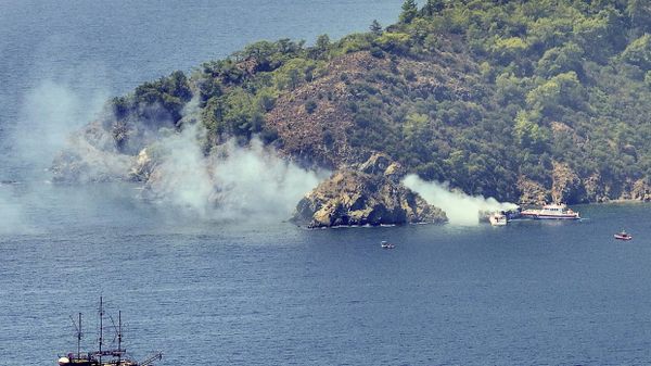 Muğla'nın Fethiye ilçesinde günlük tur teknesinde çıkan yangın ekiplerin müdahalesiyle söndürüldü - Sputnik Türkiye