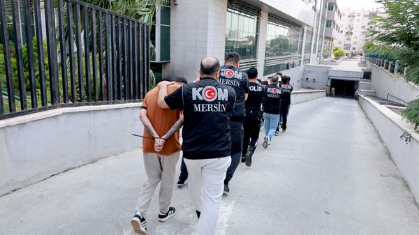 Mersin'de tetikçilik yaptıkları iddiasıyla yakalanan 12 şüpheliden 6'sı tutuklandı - Sputnik Türkiye