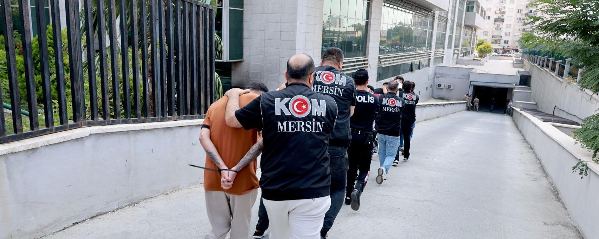Mersin'de tetikçilik yaptıkları iddiasıyla yakalanan 12 şüpheliden 6'sı tutuklandı - Sputnik Türkiye, 1920, 14.08.2026