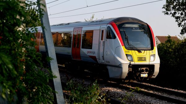 İngiltere'nin Essex bölgesindeki Wickford istasyonunda Greater Anglia'ya ait yolcu treninin arka vagonları raydan çıktı - Sputnik Türkiye