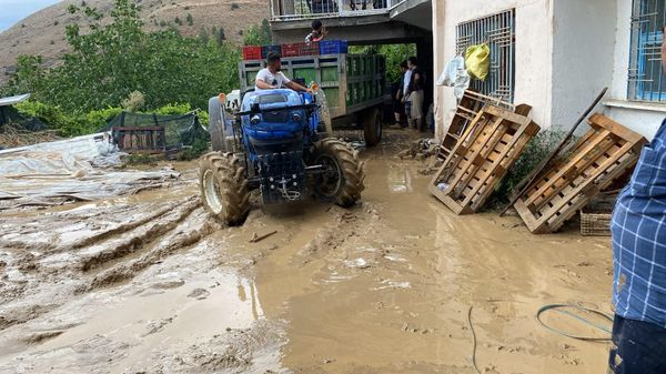 Malatya'nın Hekimhan ilçesinde sağanak nedeniyle bazı evleri su bastı - Sputnik Türkiye
