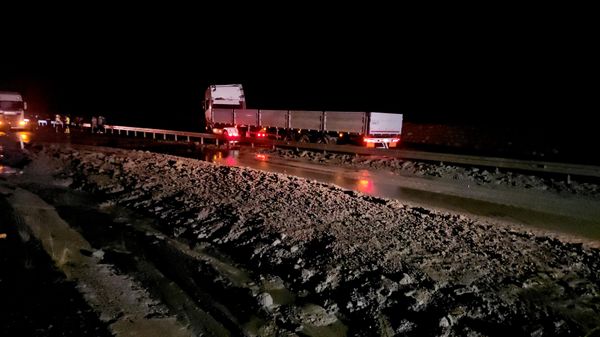 Erzincan-Sivas karayolunun Sakaltutan Geçidi'nde TIR bariyerlere sıkıştı - Sputnik Türkiye