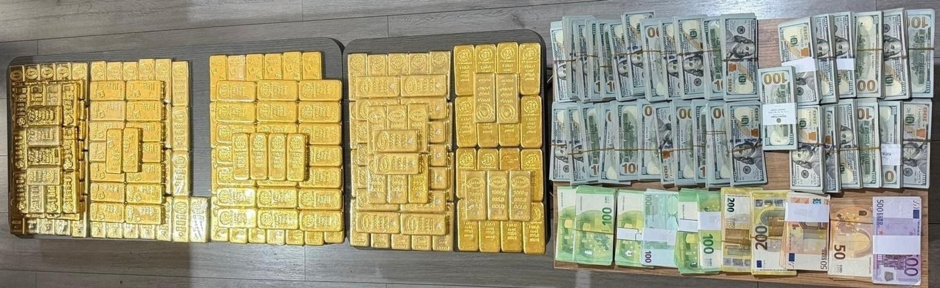Alihan Kuriş çıkar amaçlı suç örgütü soruşturması kapsamında bir adreste 200 kilogram altın ele geçirildi.
 - Sputnik Türkiye, 1920, 17.08.2026