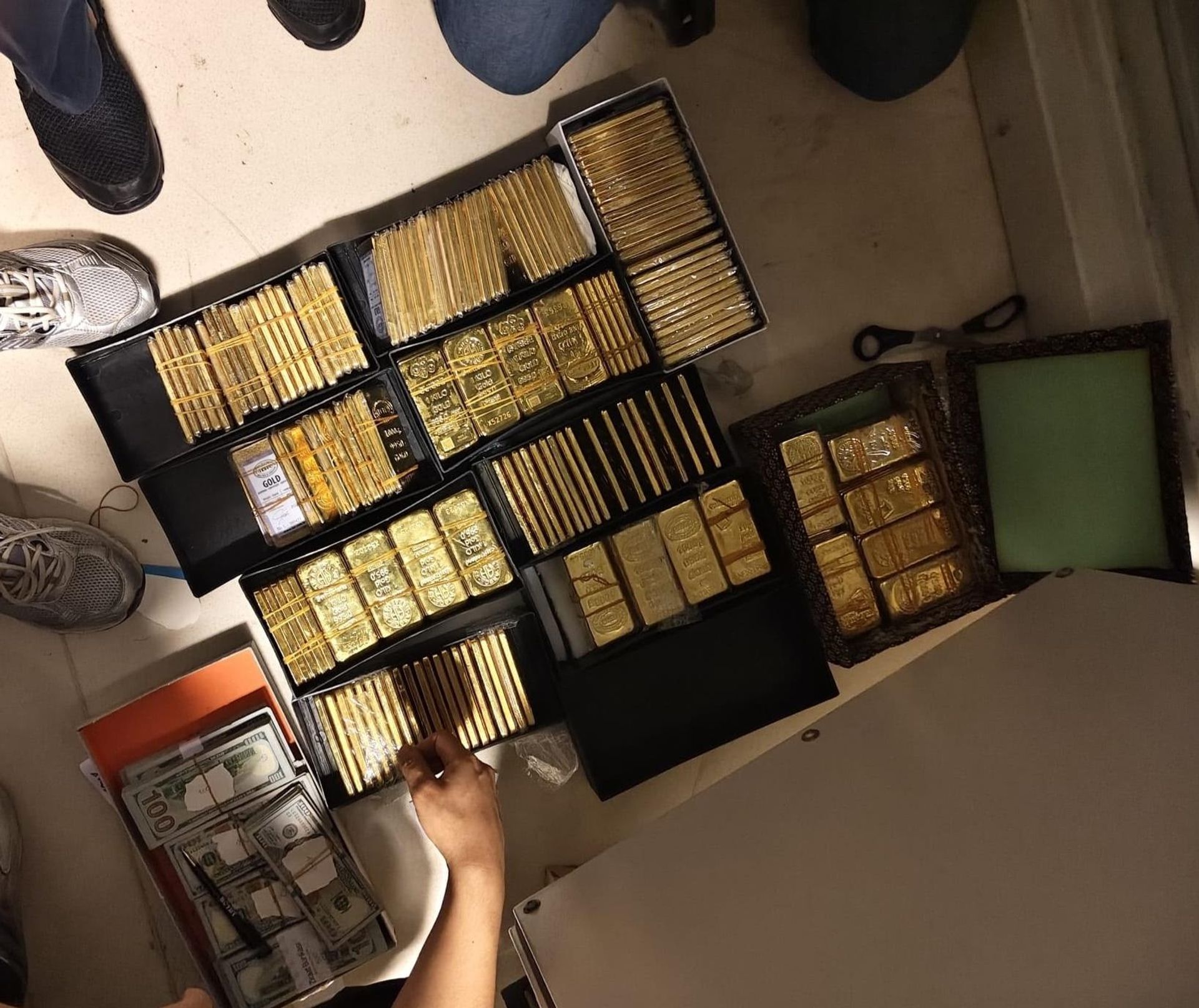 Alihan Kuriş çıkar amaçlı suç örgütü soruşturması kapsamında bir adreste 200 kilogram altın ele geçirildi.
 - Sputnik Türkiye, 1920, 17.08.2026